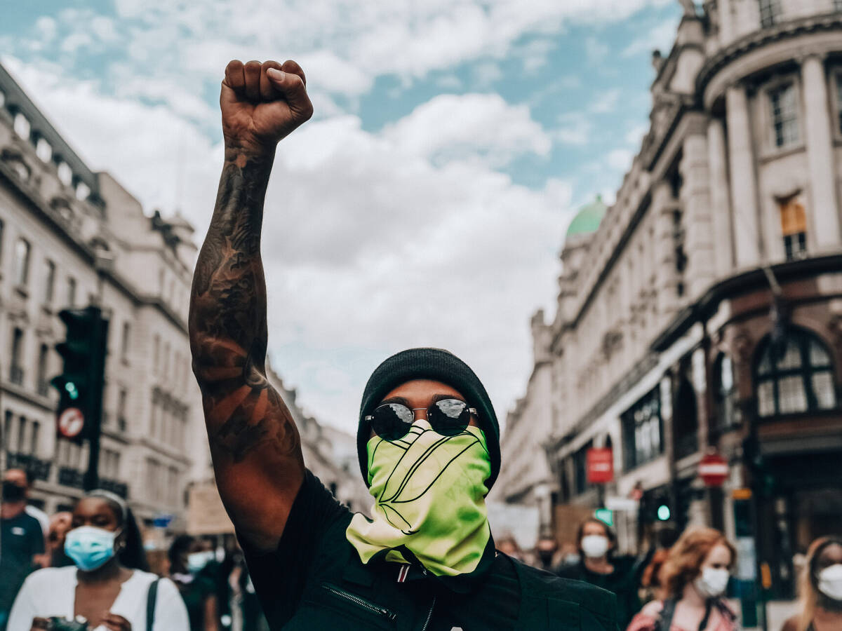 Foto zur News: BlackLivesMatter-Demo: Jetzt geht Lewis Hamilton selbst auf die Straße