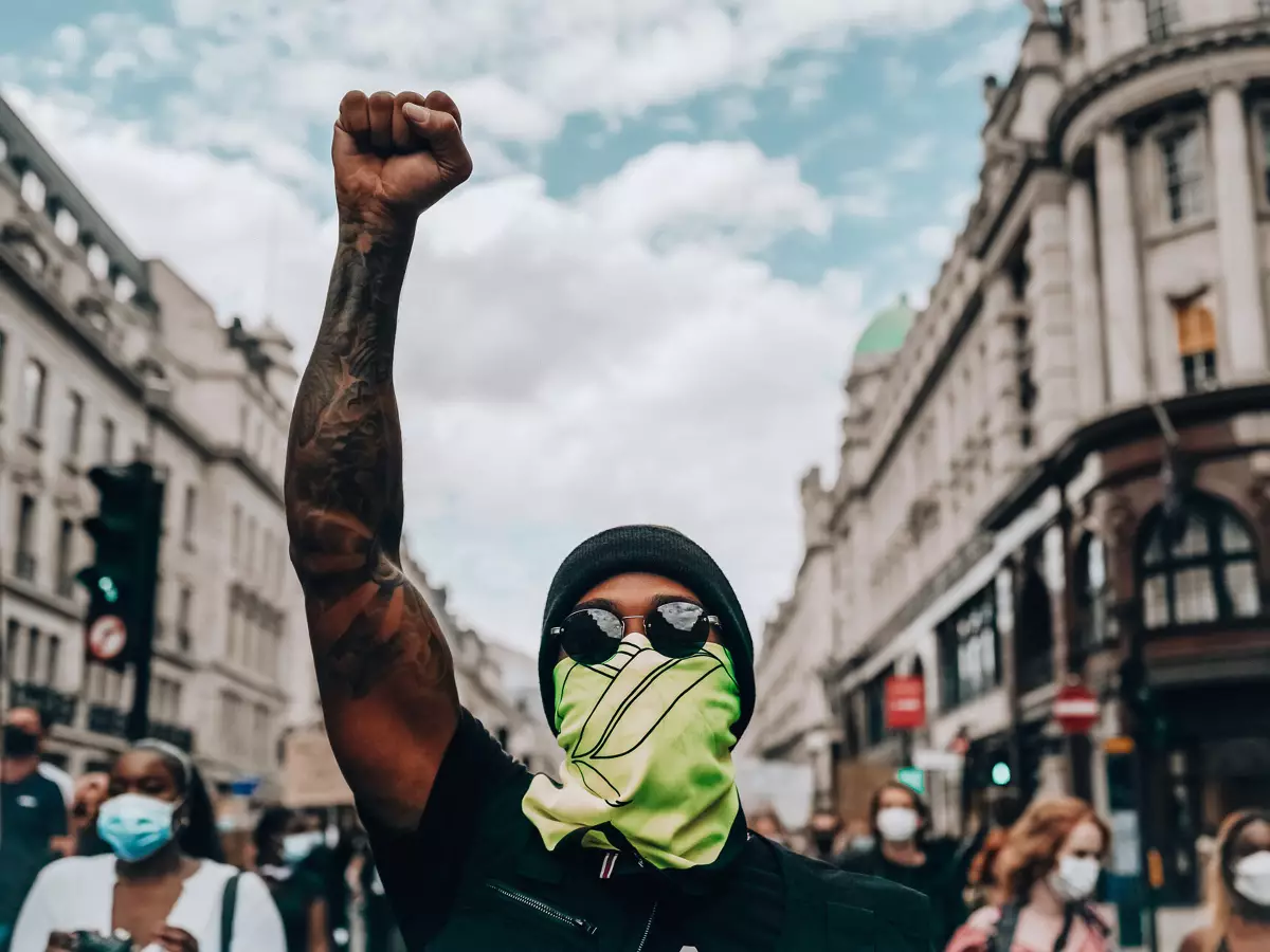 BlackLivesMatter: Lewis Hamilton demonstriert in London Foto zur News: BlackLivesMatter-Demo: Jetzt geht Lewis Hamilton selbst auf die Straße