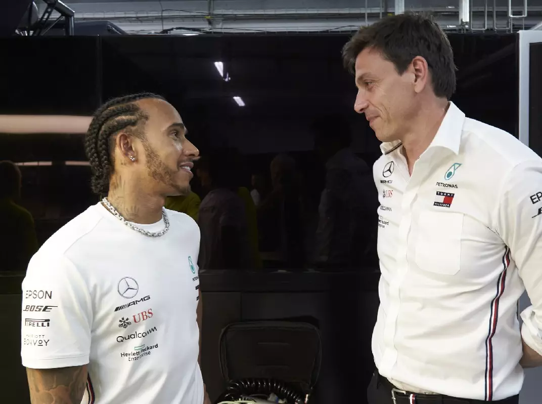 Lewis Hamilton, Toto Wolff Foto zur News: Toto Wolff: Schwarze Mercedes-Lackierung ist nur der Anfang