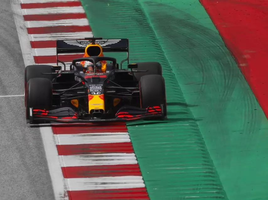 Max Verstappen Foto zur News: Max Verstappen: Gebrochener Frontflügel verschleiert wahren Speed