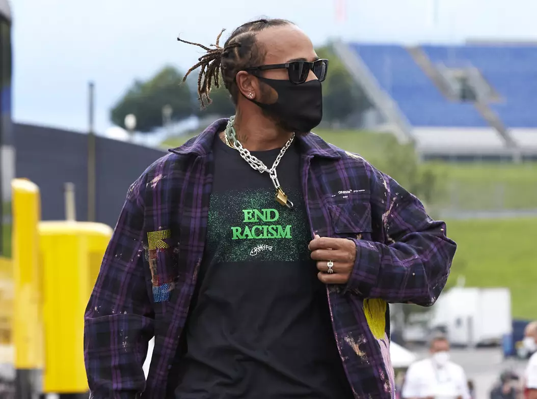 Lewis Hamilton Foto zur News: Kniefall #AND# T-Shirts: Formel-1-Fahrer in Rassismus-Debatte uneinig