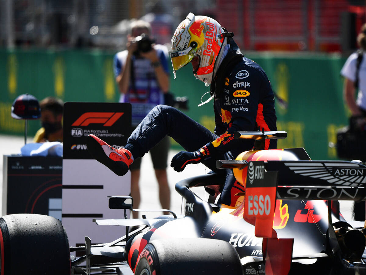 Foto zur News: Ausfall nach elf Runden: Der Red Bull von Max Verstappen geht ein!