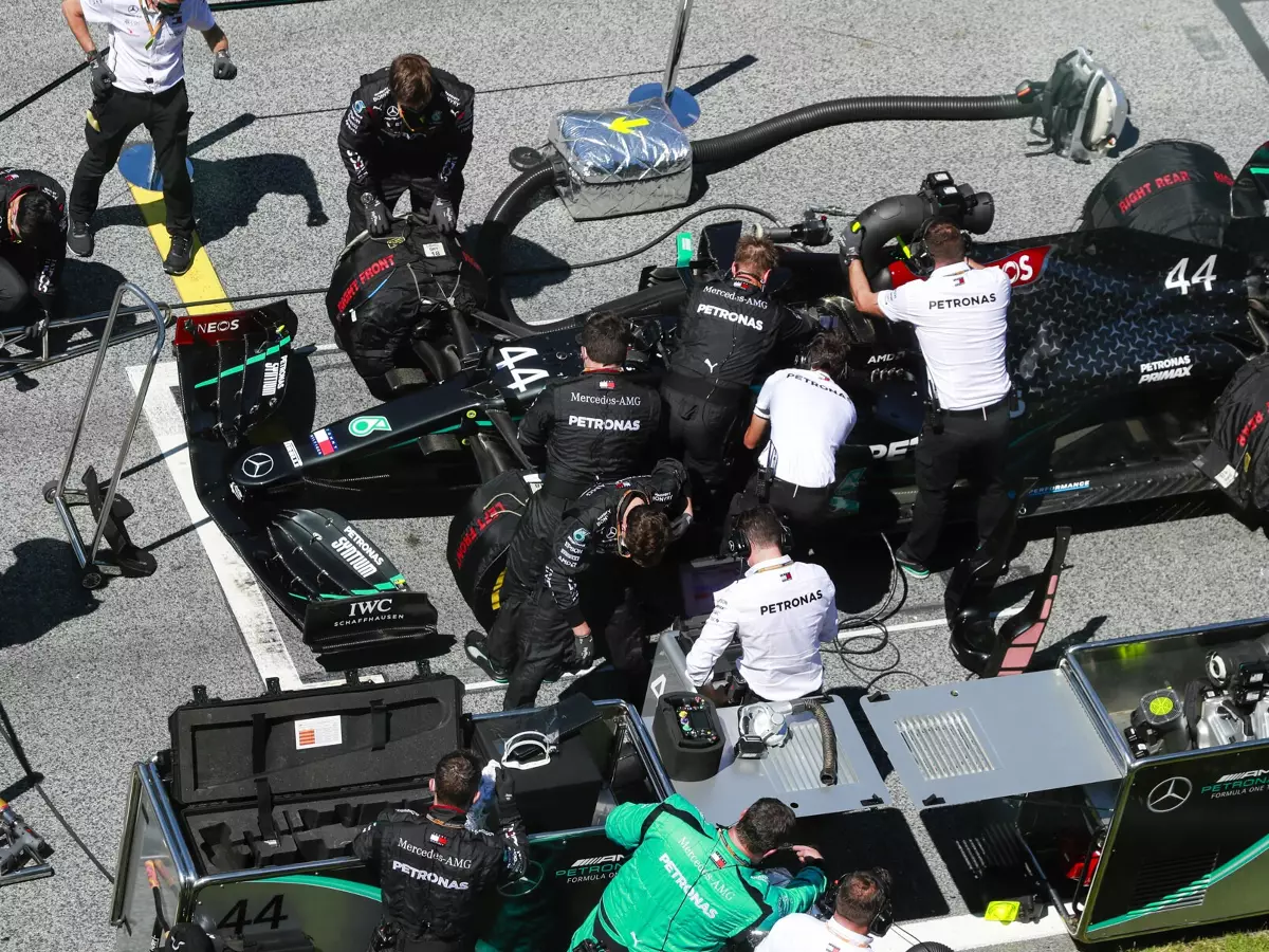 Lewis Hamilton Foto zur News: Wie Red Bull die FIA dazu brachte, Hamilton eine Gridstrafe zu geben