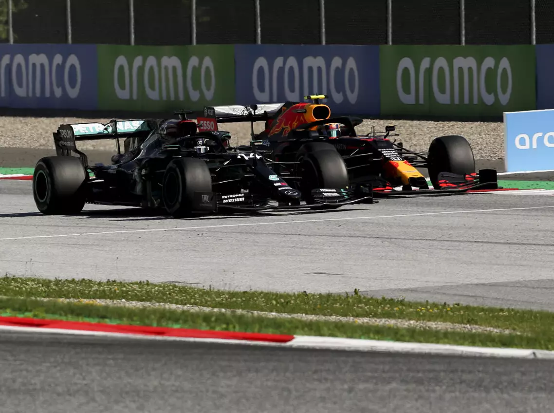 Lewis Hamilton, Alexander Albon Foto zur News: Christian Horner: Hamilton hat Albon den Sieg gekostet