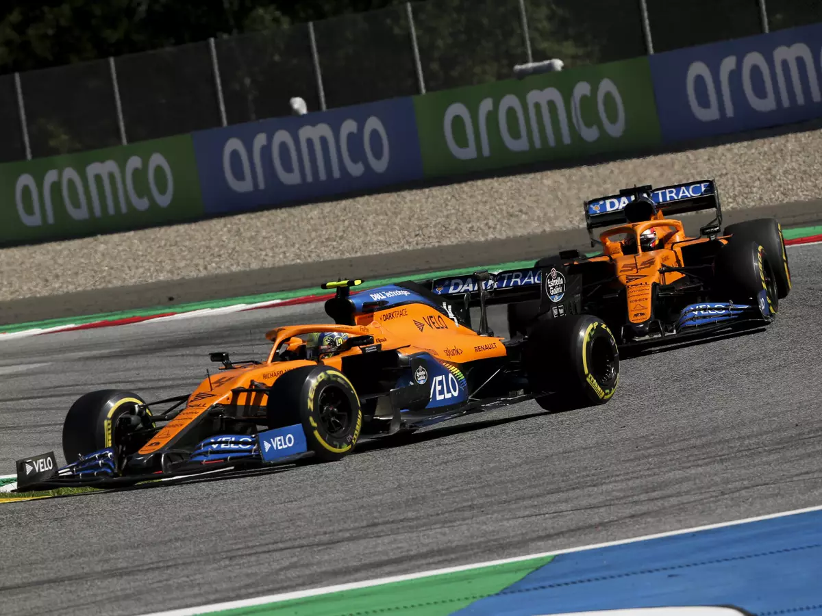Lando Norris, Carlos Sainz Foto zur News: McLaren: Unsere Fahrer dürfen racen, bis sie crashen!