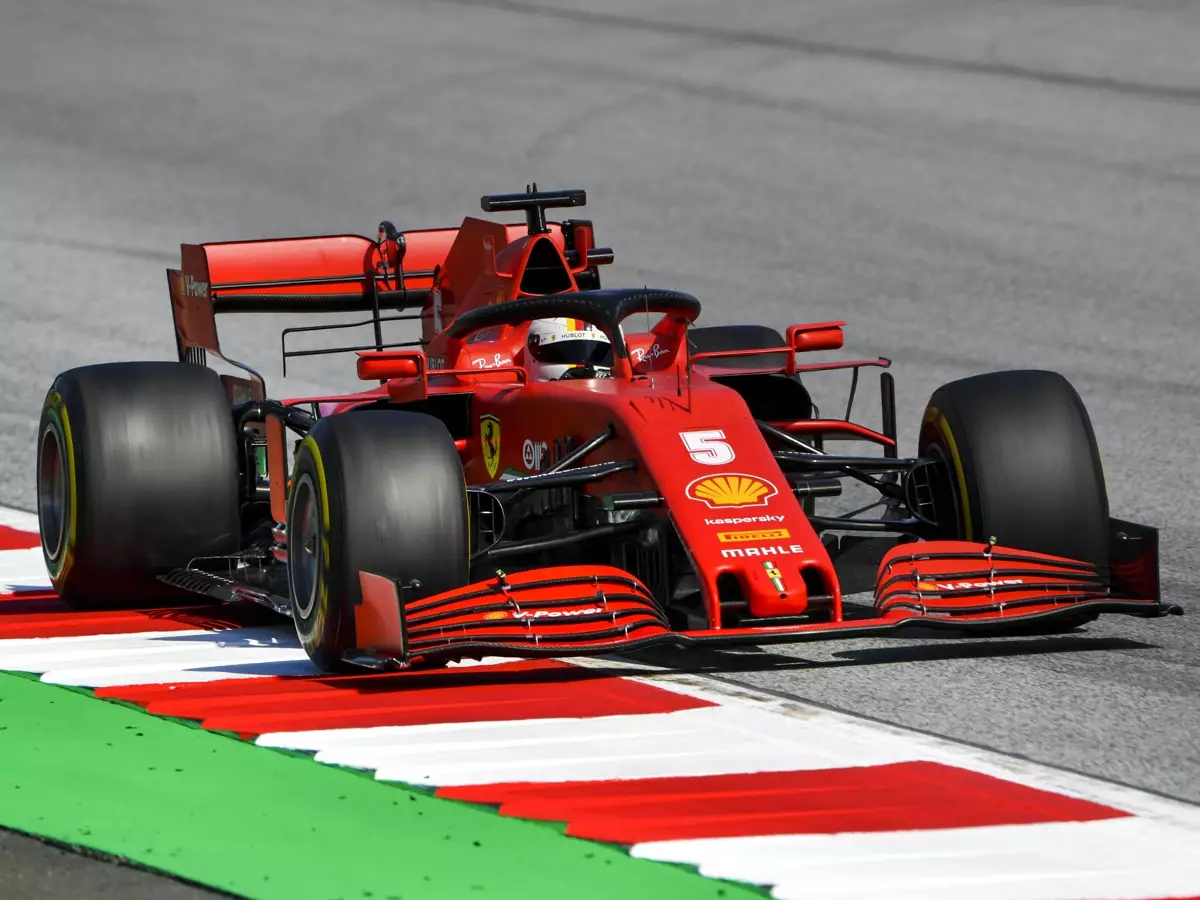 Sebastian Vettel Foto zur News: Trotz P16 am Freitag: Vettel fühlte sich im Ferrari "schon viel besser"