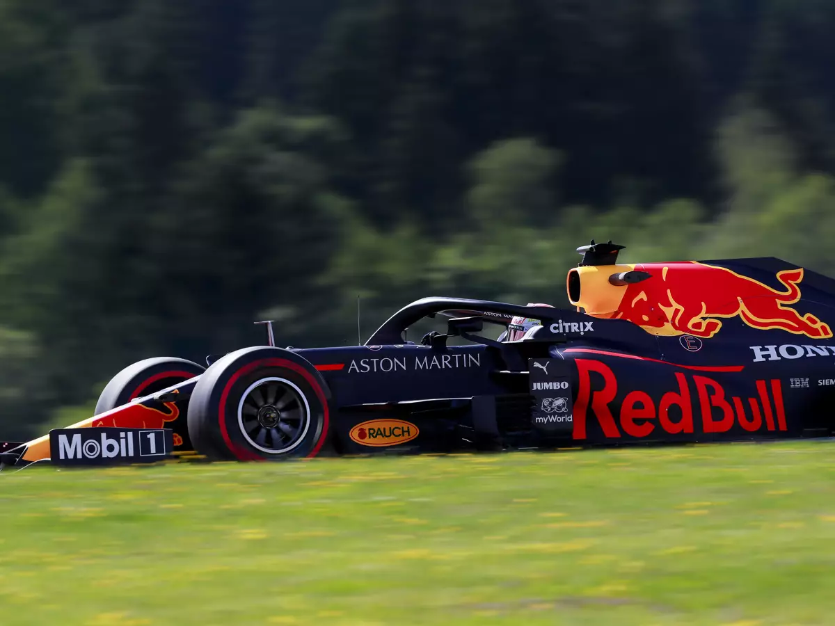 Max Verstappen Foto zur News: Max Verstappen happy: RB16 jetzt wie "ein anderes Auto"