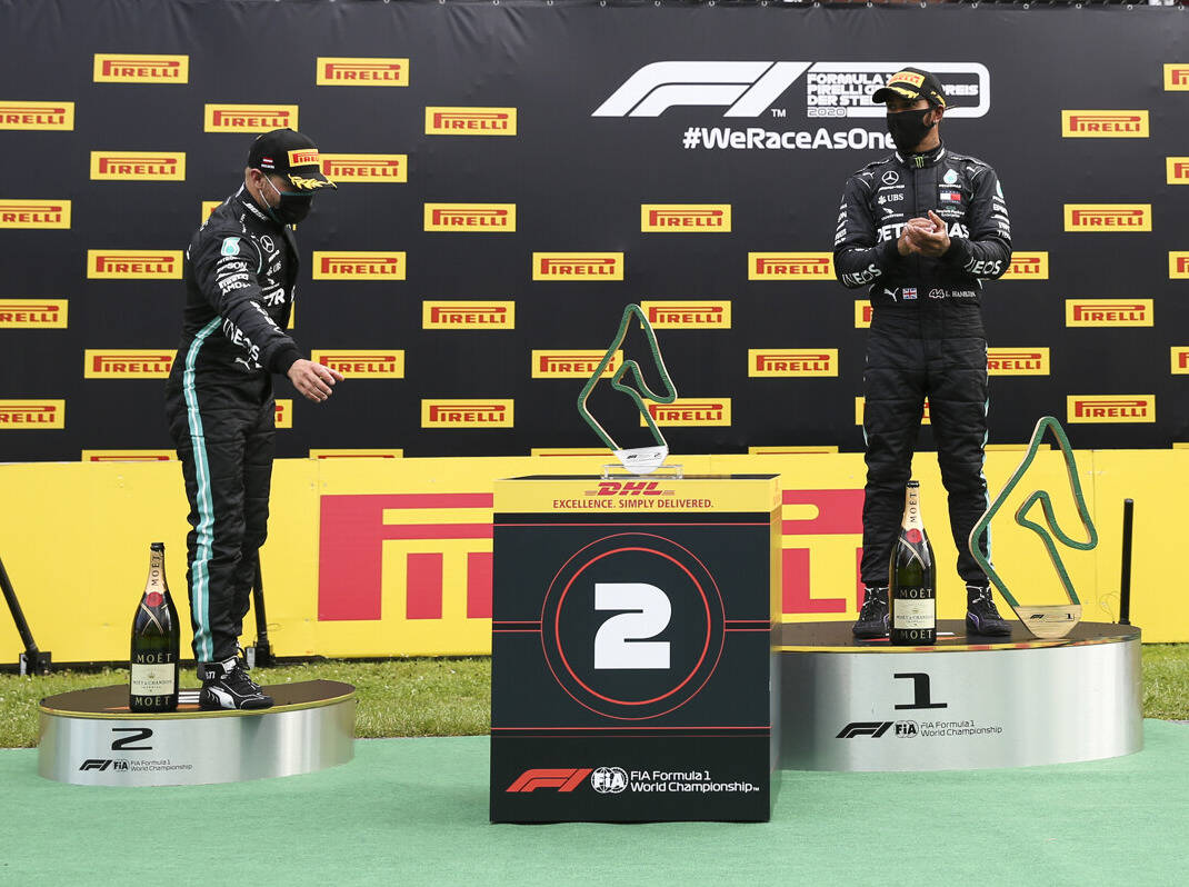 Foto zur News: Pokale auf Roboter-Boxen: Lewis Hamilton findet's übertrieben