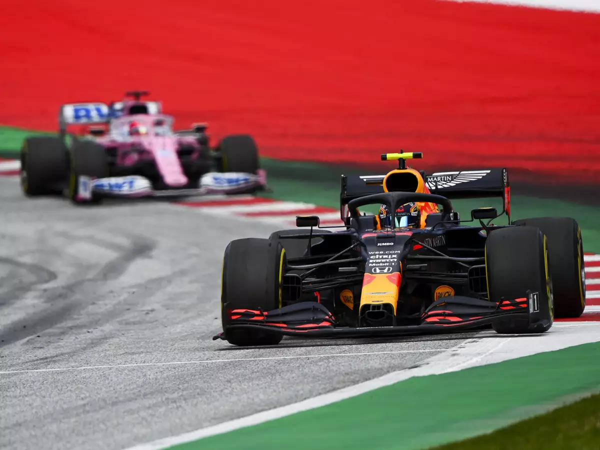 Alexander Albon, Sergio Perez Foto zur News: Max Verstappen: Red Bull muss vor Racing Point keine Angst haben