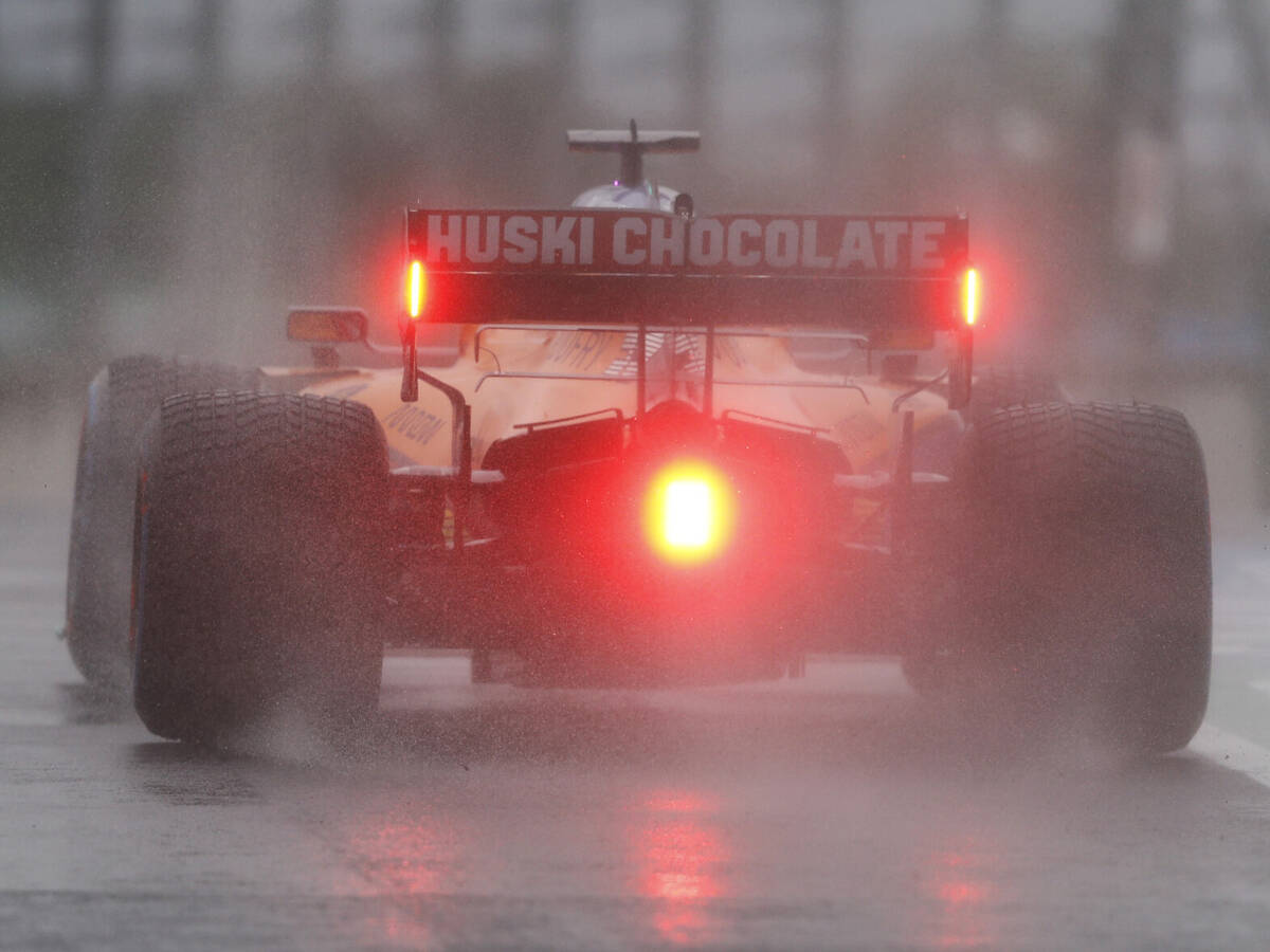 Foto zur News: Carlos Sainz fordert zusätzliche Regenreifen von der FIA