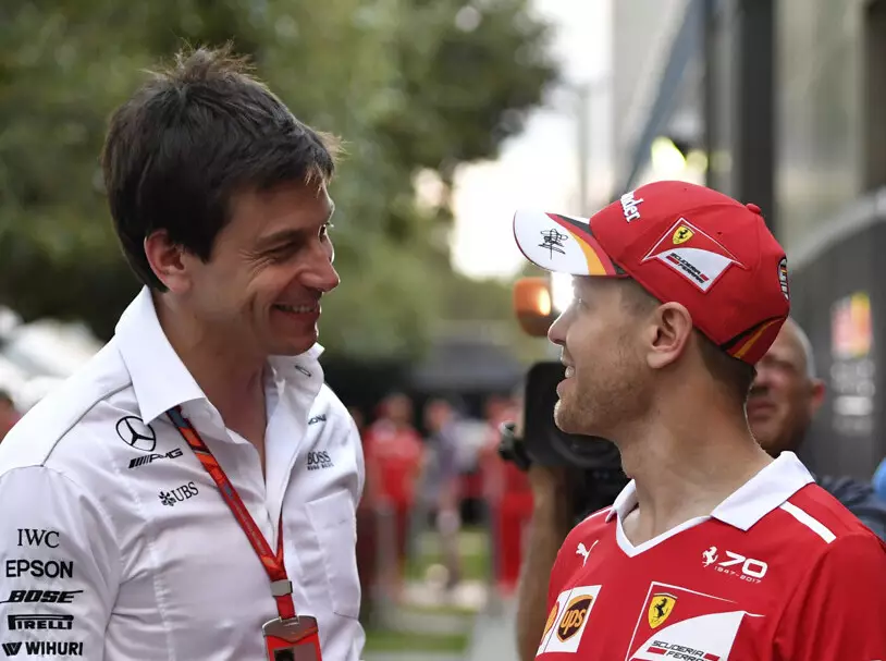Toto Wolff, Sebastian Vettel Foto zur News: Toto Wolff: Vettel wäre "wichtiges Marketinginstrument" für Aston Martin