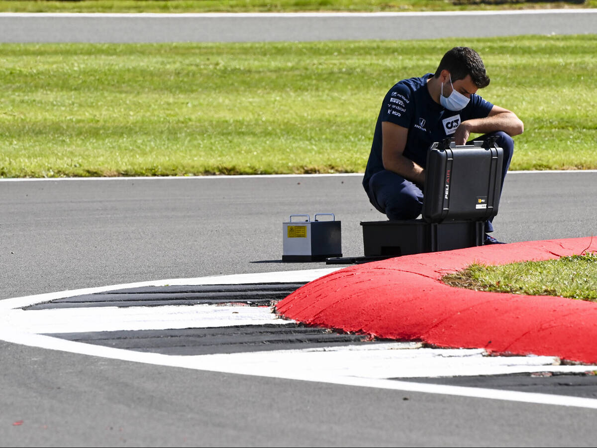 Foto zur News: FIA behält Tracklimits in Silverstone im Auge: Zwei Kurven im Fokus