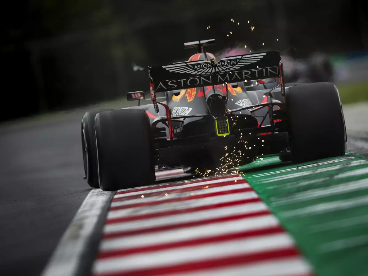 Foto zur News: Verstappen über Mercedes: "Sagen Fahrern, welche Zeiten sie fahren sollen"