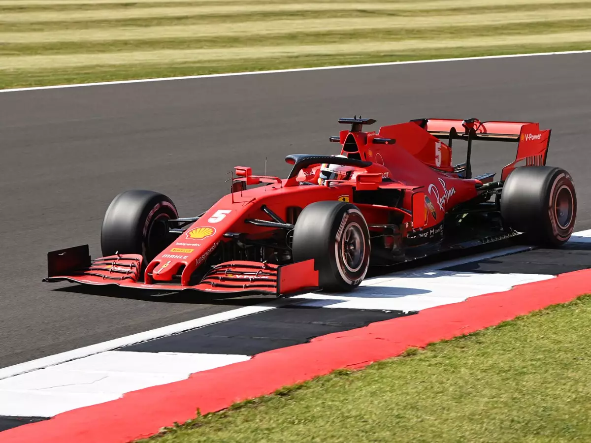 Sebastian Vettel Foto zur News: Ferrari: "Massive" Probleme im Renntrimm, Vettel in FT2 nur 18.