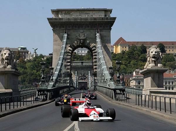 Foto zur News: Button in Budapest: Demofahrt mit McLaren und Vodafone