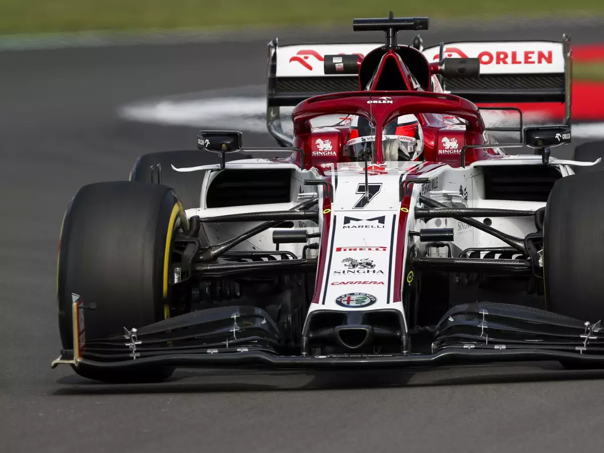 Kimi Räikkönen Foto zur News: Stinksauer am Boxenfunk: Kimi Räikkönen raunzt Ingenieur an