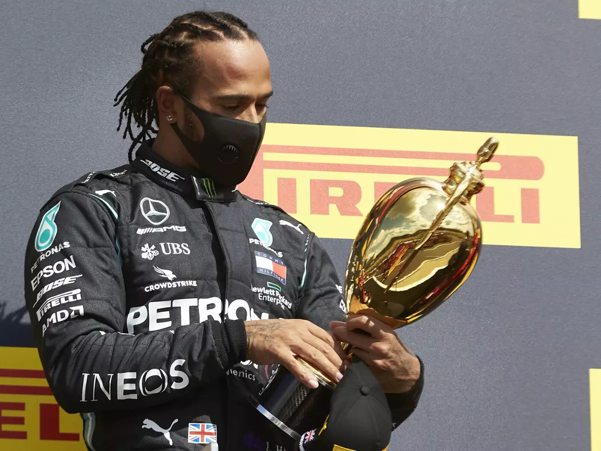 Foto zur News: Silverstone benennt Zielgerade nach Lewis Hamilton