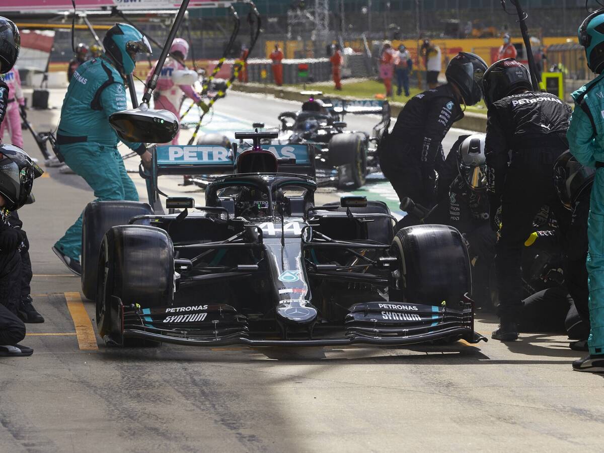 Foto zur News: Mercedes: Warum Hamilton nicht an die Box geholt wurde