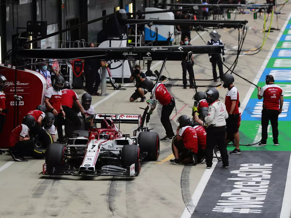 Kimi Räikkönen Foto zur News: Kimi Räikkönen und Alfa Romeo: "Am falschen Ende der Startaufstellung"