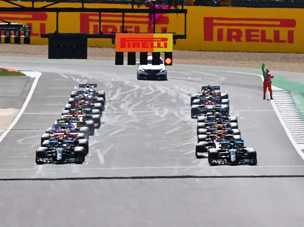 Start in Silverstone 2020: Lewis Hamilton, Valtteri Bottas Foto zur News: Formel-1-Antrieb der Zukunft: Nein zu Wasserstoff, aber ...