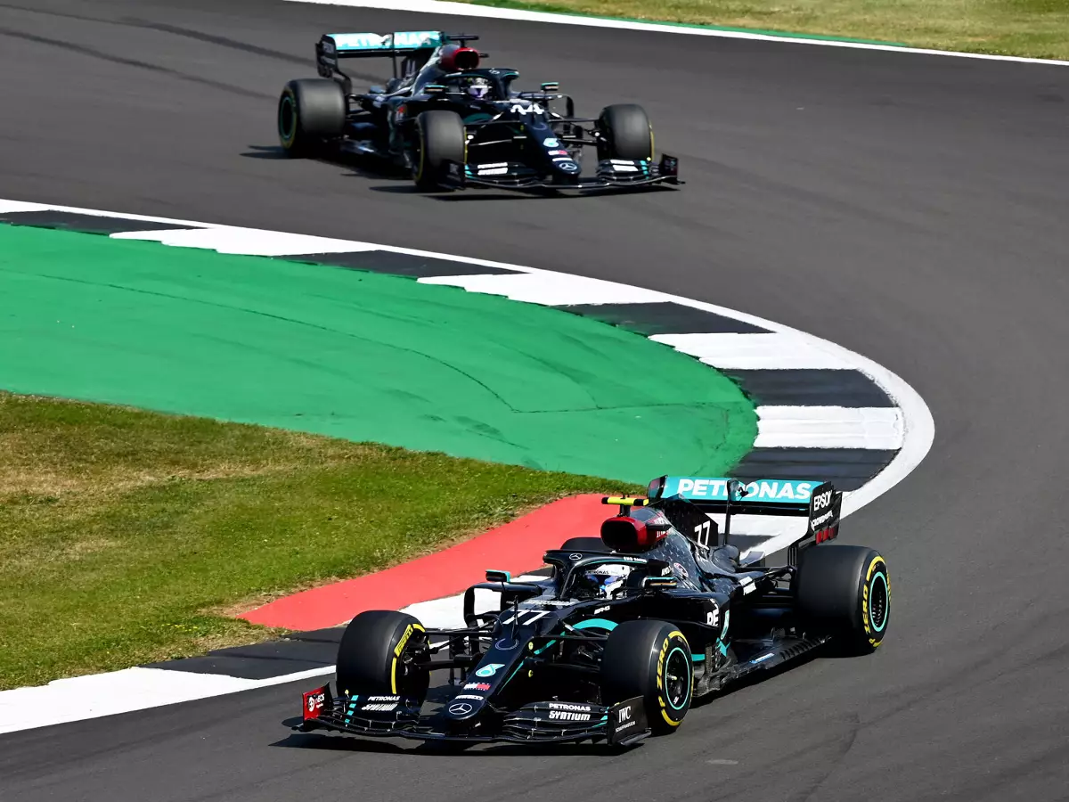 Valtteri Bottas, Lewis Hamilton Foto zur News: Hohe "Dringlichkeit": Kann Mercedes das Reifenproblem vor Spanien lösen?