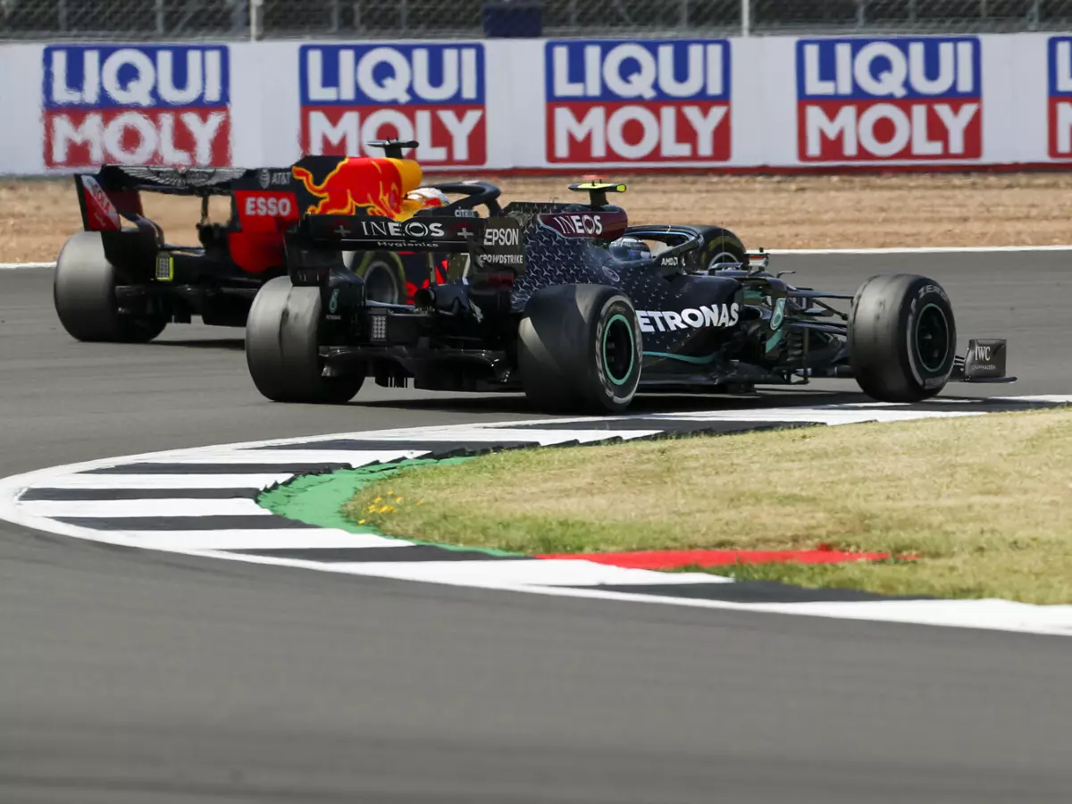 Valtteri Bottas, Max Verstappen Foto zur News: Mercedes knackt 1.000 PS, Honda nur noch mit 28 PS Rückstand