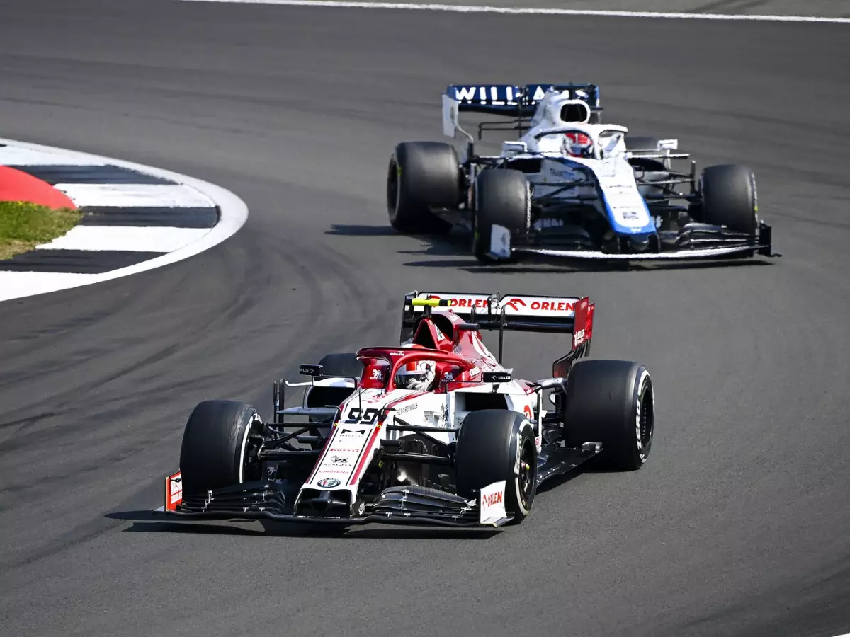Antonio Giovinazzi, George Russell Foto zur News: Williams: Updates sollen "Punkte aus eigener Kraft" ermöglichen