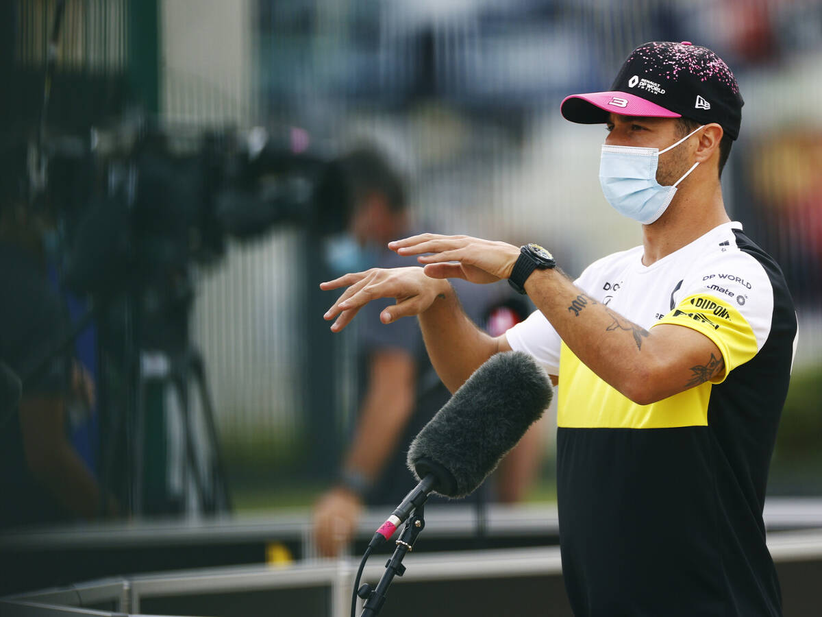 Foto zur News: Daniel Ricciardo: Bei Podium muss sich Abiteboul tätowieren lassen!