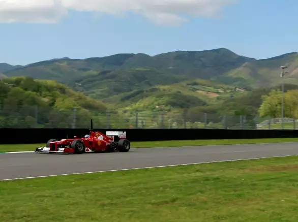Fernando Alonso Foto zur News: Formel-1-Teams einigen sich auf Testverbot für neue Strecken