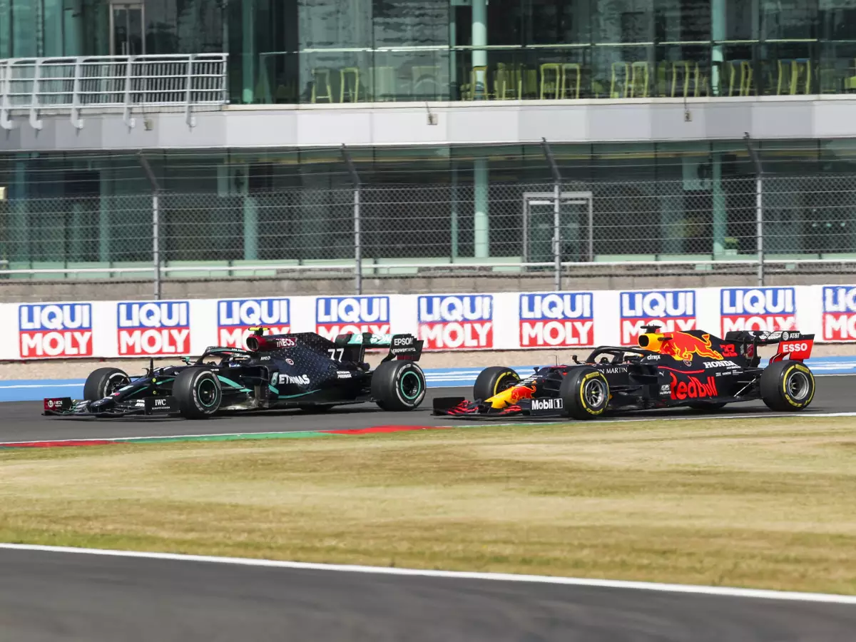 Valtteri Bottas, Max Verstappen Foto zur News: Mercedes vs. Red Bull: "Nach 10 Runden entscheidet sich, wer schneller ist"