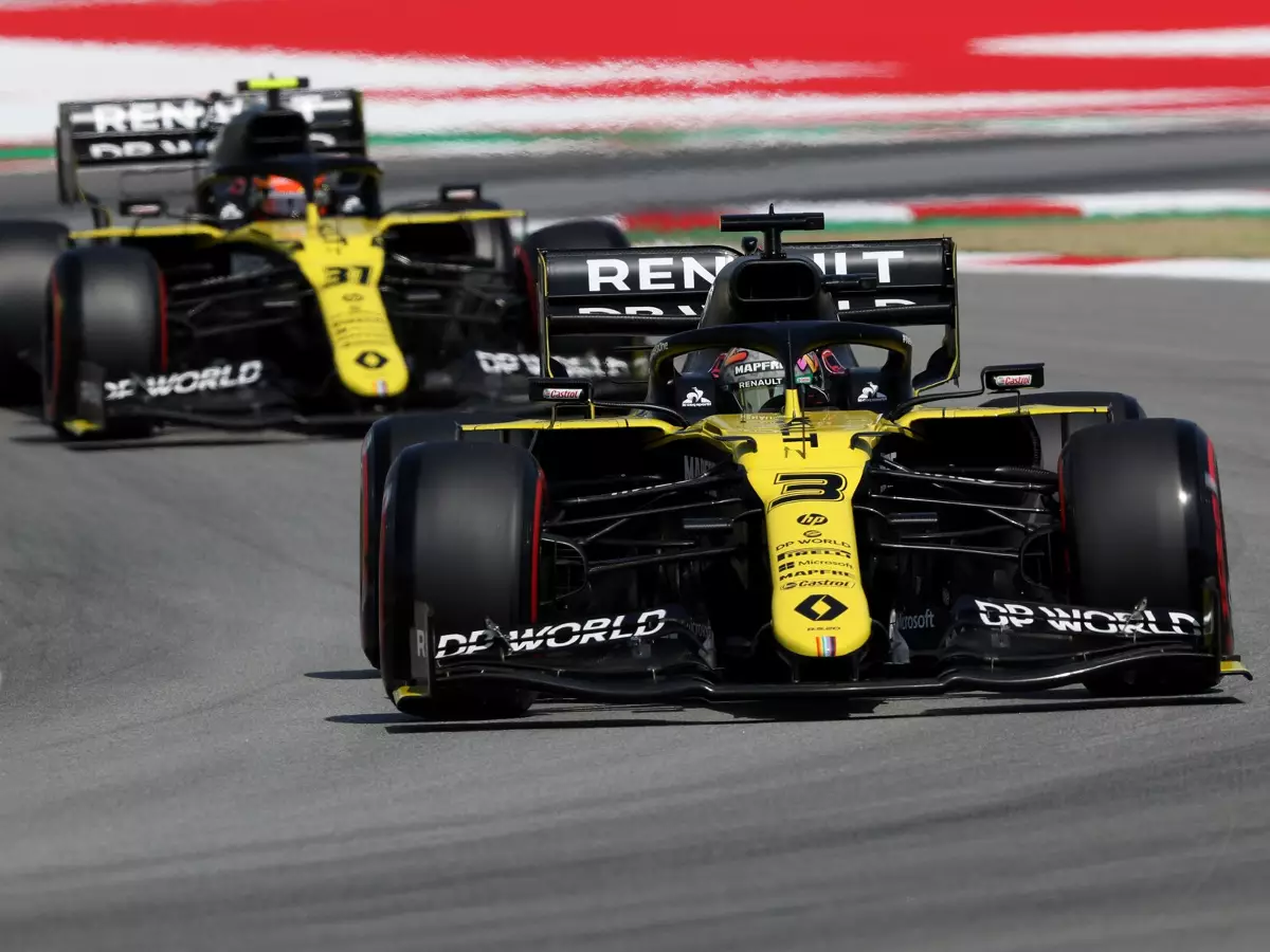 Daniel Ricciardo, Esteban Ocon Foto zur News: Ricciardo: Zum Überholen in Barcelona musst du eine Sekunde schneller sein