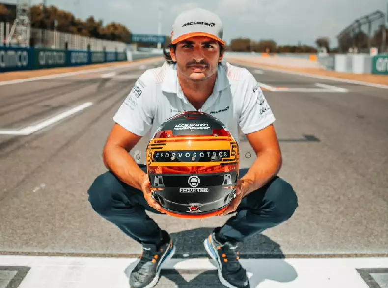 Foto zur News: Sainz mit Botschaft für Spanien: Spezialhelm für Rest der Saison?