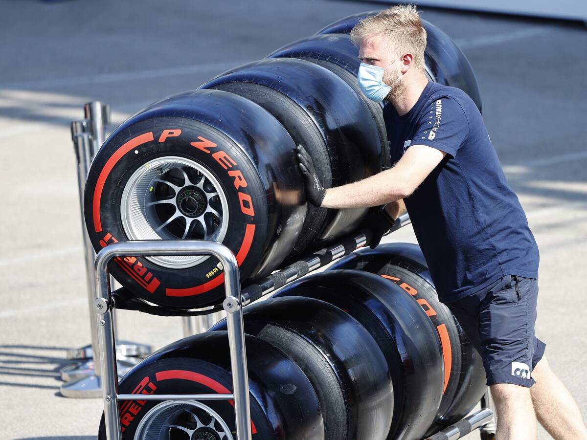 Foto zur News: Hamilton übt Kritik an Reifen: Pirelli sollte mehr auf F1-Fahrer hören