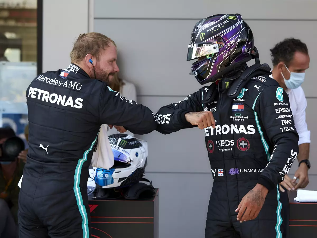 Valtteri Bottas, Lewis Hamilton Foto zur News: Schwarze Rennanzüge zu heiß? Bottas und Teamchef Wolff sind uneins
