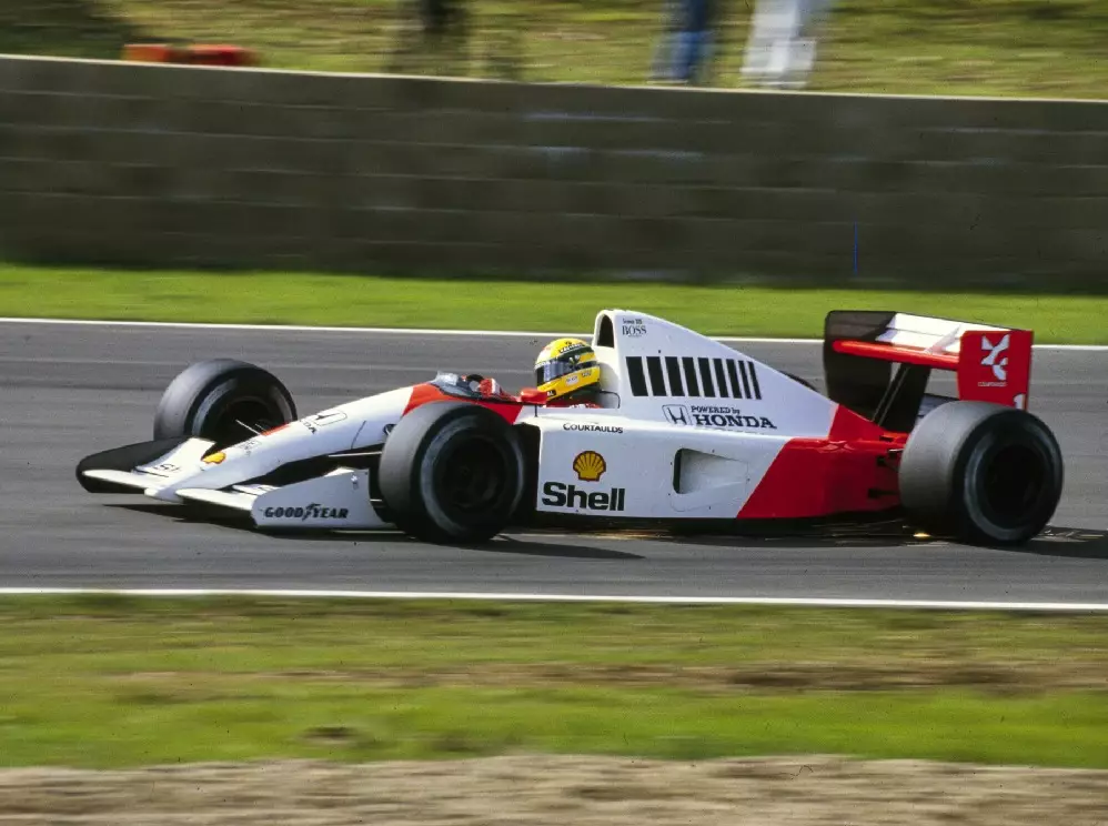 Ayrton Senna Foto zur News: Geschwindigkeitsillusion: Warum alte F1-Runden im TV schneller aussehen