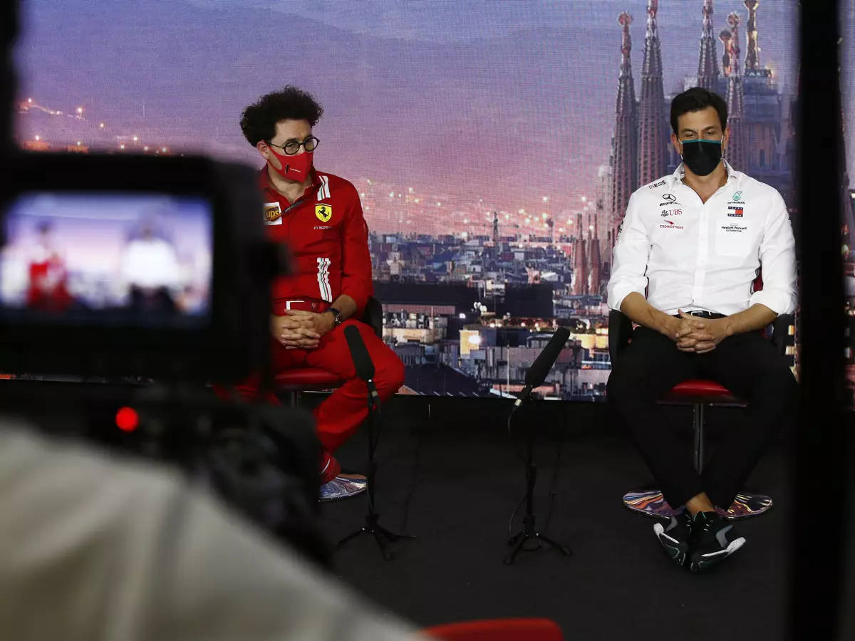 Mattia Binotto, Toto Wolff Foto zur News: Toto Wolff an Ferrari: "Konzentrier dich auf die Performance!"