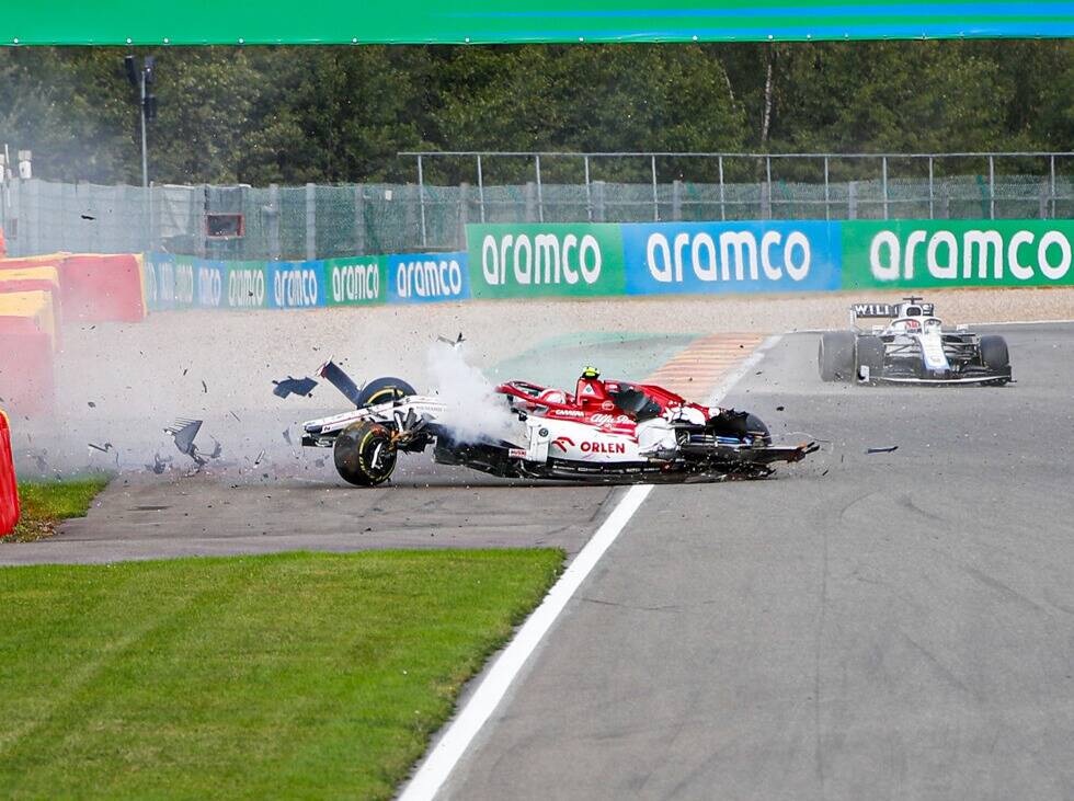 Foto zur News: Giovinazzi und Russell bei Formel-1-Unfall in Spa unverletzt