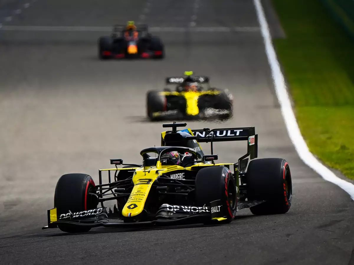Daniel Ricciardo, Esteban Ocon Foto zur News: Renault kurios: Weniger Abtrieb gleich besseres Handling