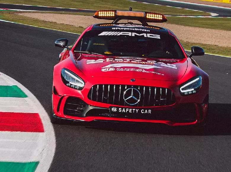 Foto zur News: Mugello: Mercedes erweist Ferrari mit rotem Safety-Car die Ehre