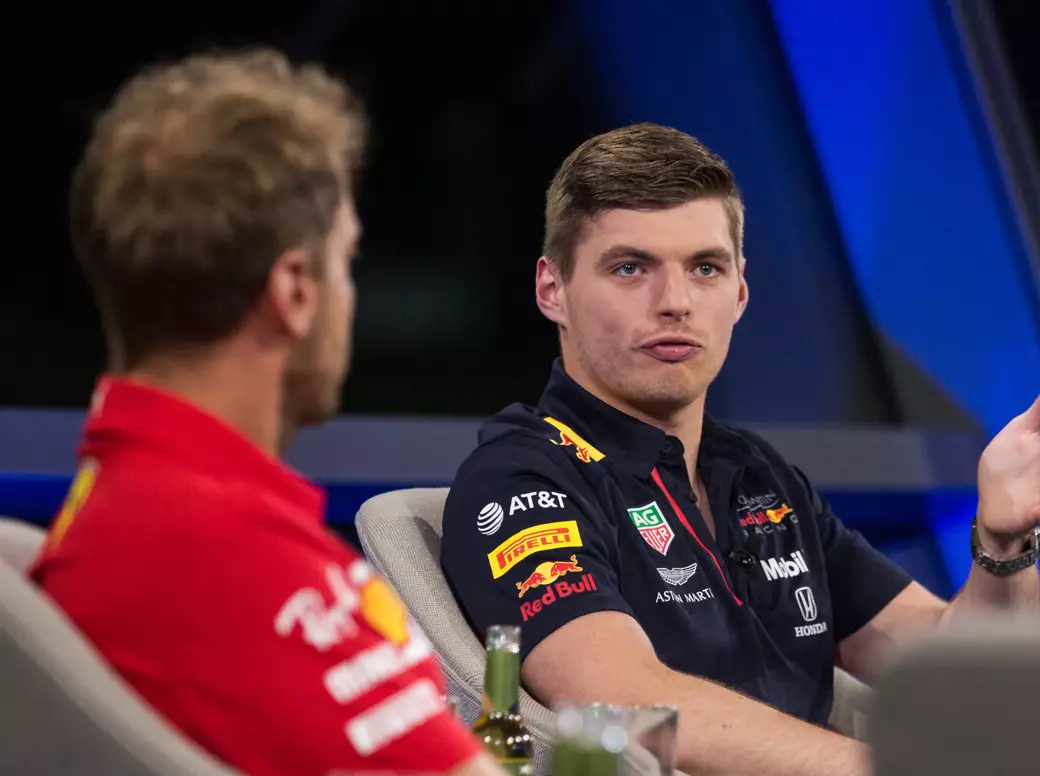Sebastian Vettel, Max Verstappen Foto zur News: Max Verstappen: Perez wäre "nicht viel langsamer" als Vettel