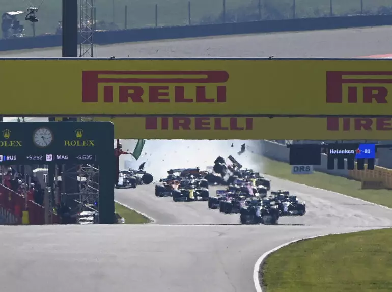 Valtteri Bottas, Lewis Hamilton, Charles Leclerc Foto zur News: Analyse: Wer hat Schuld am Re-Start-Chaos in Mugello?