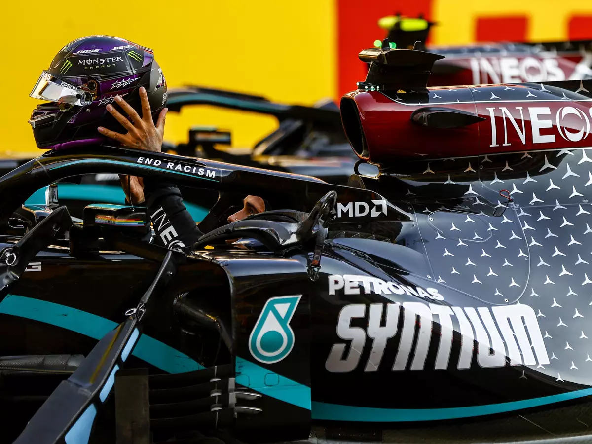 Lewis Hamilton Foto zur News: Hamilton vergleicht F1 mit NASCAR: "Wenn Papier auf der Strecke liegt ..."
