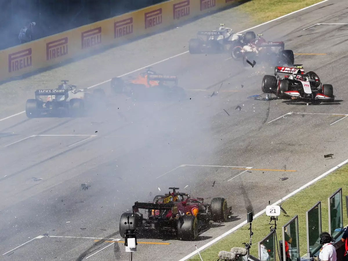 Kevin Magnussen, Carlos Sainz Foto zur News: Nach Startcrash in Mugello: Formel-1-Fahrergewerkschaft wird aktiv