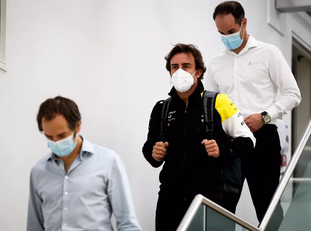 Foto zur News: Fernando Alonso: Erster Auftritt in Renault-Fabrik in Enstone