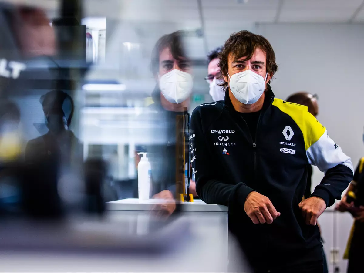 Fernando Alonso Foto zur News: Fernando Alonso ist zurück: Renault-Werksbesuch "wie am ersten Schultag"