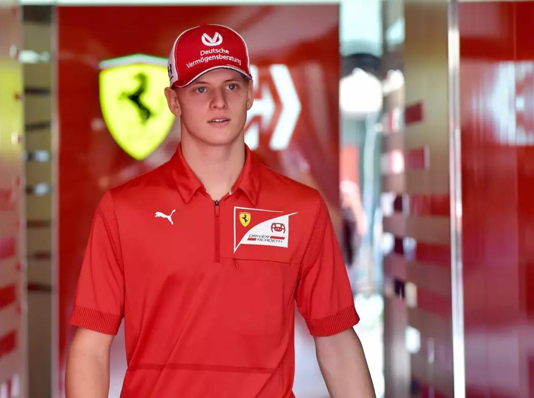 Mick Schumacher Foto zur News: Mick Schumacher: Das würde Papa Michael vom gebrochenen Rekord halten