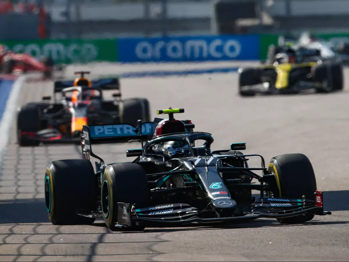 Valtteri Bottas, Max Verstappen, Esteban Ocon Foto zur News: Schrecksekunde für Bottas: Biene knallte gegen das Visier