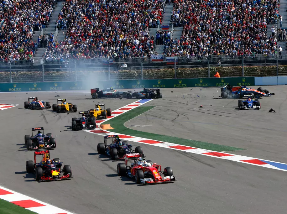 Sebastian Vettel, Daniil Kwjat, Carlos Sainz, Max Verstappen, Jenson Button, Kevin Magnussen, Jolyon Palmer, Rio Haryanto, Nico Hülkenberg, Esteban Gutierrez Foto zur News: "In jedem Jahr ein Problem": Was macht man mit Sotschis Kurve 2?