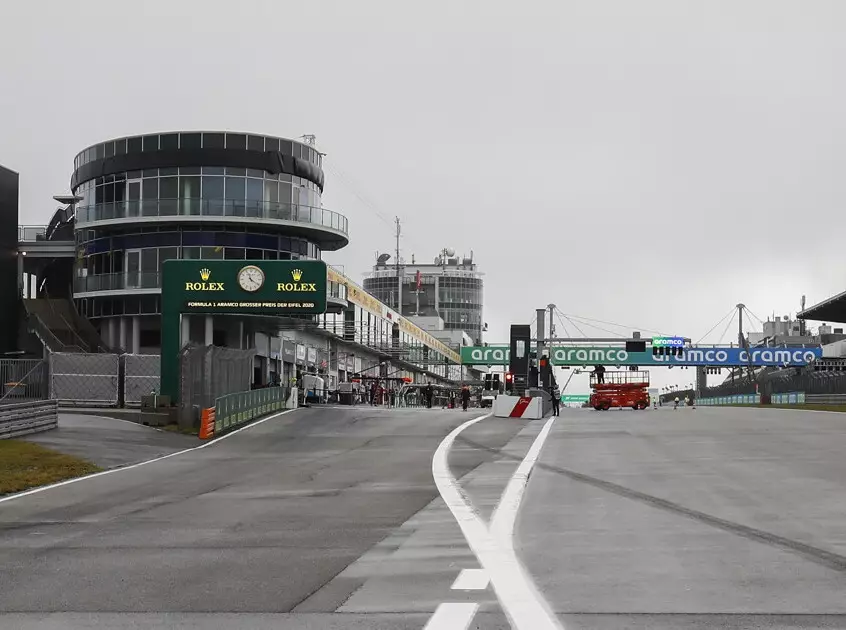 Zielgerade Nürburgring Foto zur News: Nach Hamilton-Strafe: FIA reagiert auf Kritik, führt Bodenmarkierung ein