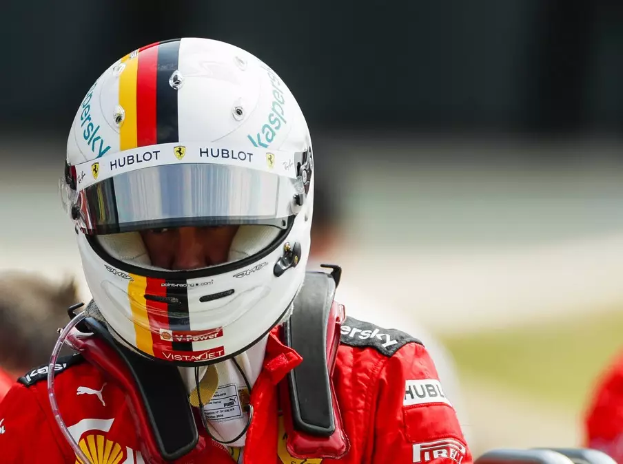 Helm von Sebastian Vettel Foto zur News: Video: Vettel erklärt seine Helm-Hommage an Michael Schumacher